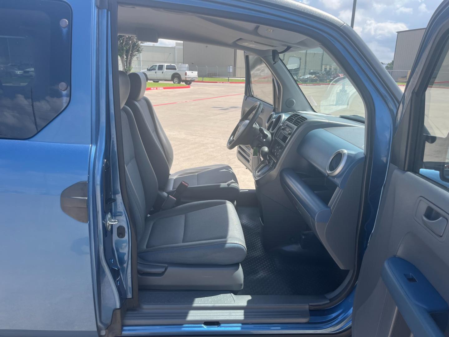 2006 blue /gray Honda Element LX 2WD AT (5J6YH18336L) with an 2.4L L4 DOHC 16V engine, 4-Speed Automatic Overdrive transmission, located at 14700 Tomball Parkway 249, Houston, TX, 77086, (281) 444-2200, 29.928619, -95.504074 - Photo#11